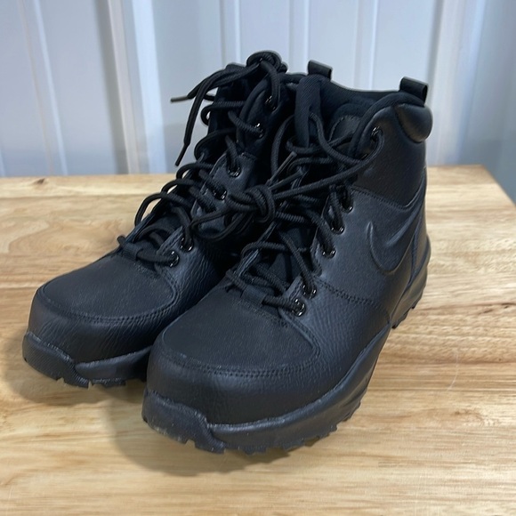 Nike Manoa Ltr (GS) Black Boys Size 5 Y - Picture 1 of 8